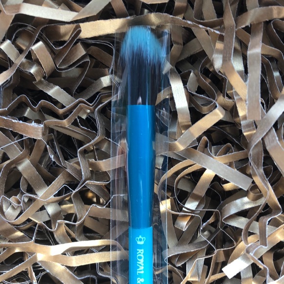 ROYAL & LANGNICKEL Crease/Smudge Brush - Picture 3 of 5